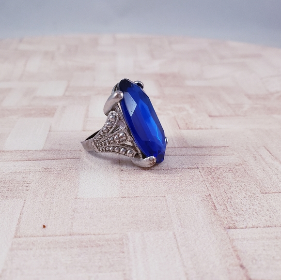 FACETED BLUE STONE STATEMENT RING - Picture 5 of 6